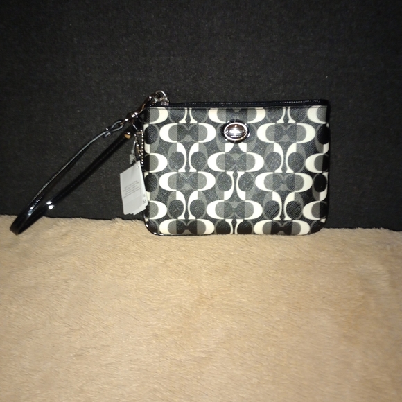 Coach Peyton Dream Black and White Wristlet NWT - Picture 2 of 10